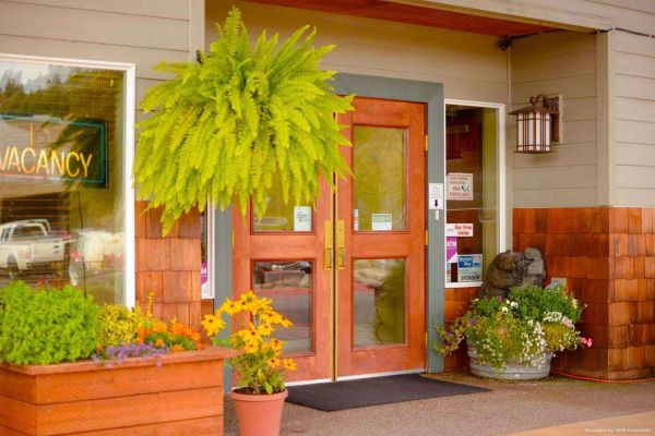 CLATSKANIE RIVER INN (Clatskanie)